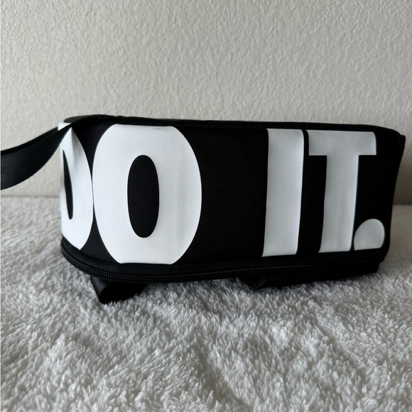 Black Nike Multi Zip JDI Fuel Pack Lunch Box - Picture 6 of 10